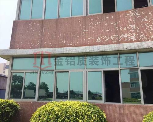 舊辦公樓特寫，在沒有鋁單板翻新前的照片真破舊